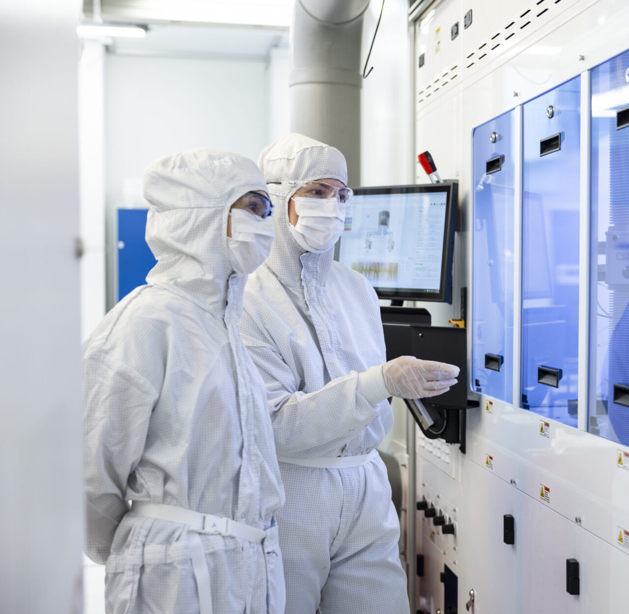Employees in VTT Micronova cleanroom